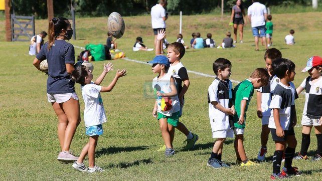 Los más pequeños y los profesores, todos contentos por el regreso.