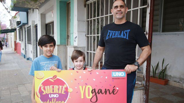 Lucio, Enzo y Lisandro en la puerta del hogar en Paraná.