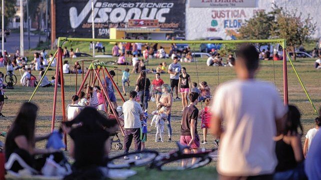 Pese al avance del coronavirus, la gente disfruta del domingo en la plaza Mujeres Entrerrianas.
