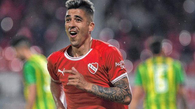 Leandro Fernández festeja el primer gol de Independiente.