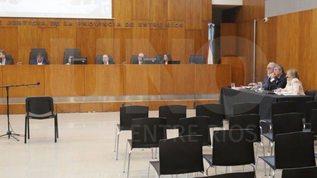 El jury contra el juez Flores comenzó este martes.