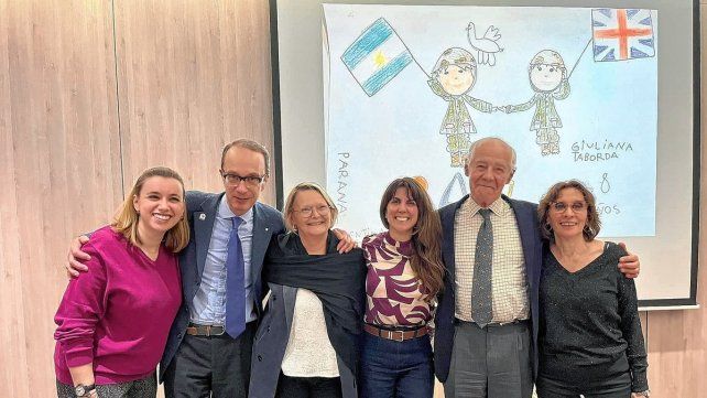 Geoffrey Cardozo ilustra sus charlas por el mundo con el dibujo de una nena de Paraná Geoffrey Cardozo ilustra sus charlas por el mundo con el dibujo de una nena de Paraná