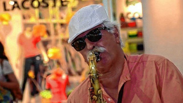 Dibujo Moreno cumple medio siglo de amistad con el saxo y el jazz