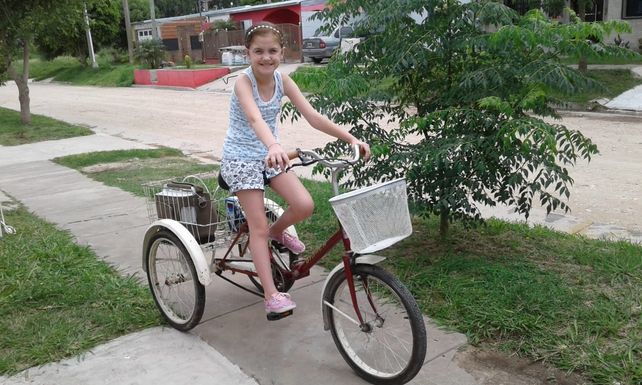 Alegría. Milagros ahora puede salir a pedalear por las calles de su pueblo y está feliz con su obsequio. Alegría. Milagros ahora puede salir a pedalear por las calles de su pueblo y está feliz con su obsequio.