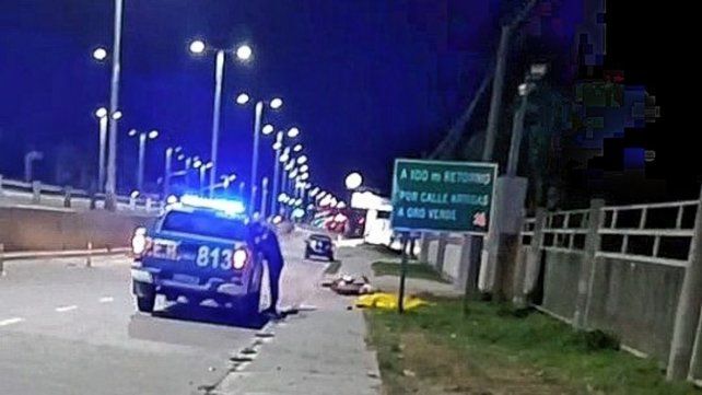 El motociclista falleció en el acto cuando ingresaba a Paraná desde el sur.