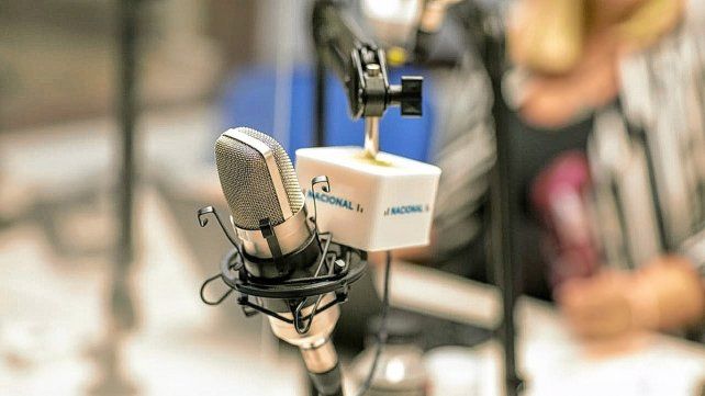 "Si nos dejan", el envío de Fernanda Dambrine, sale por el aire de LT14 - Radio Nacional