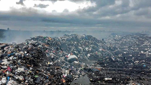 Preocupan las quemas en el basural a cielo abierto de Santa Elena