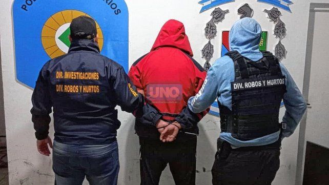 Según indicaron desde la fuerza el delincuente “se encontraba en la puerta de su domicilio sito en calle Diamante e Ituzaingo” de Paraná. 