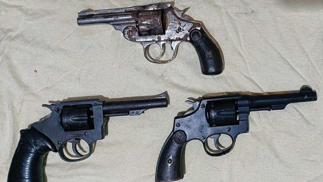 En el allanamiento buscaban herramientas robadas, localizaron un taladro y además las tres armas de fuego.