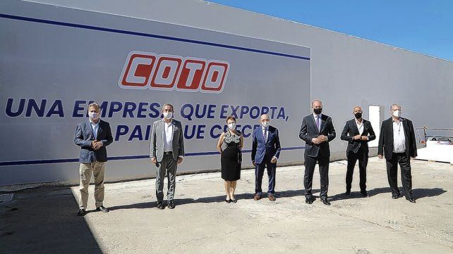 Alfredo Coto con autoridades provinciales y locales de Santa Fe.
