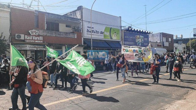 Trabajadores municipales de Paraná nucleados en ATE realizaron una movilización desde 5 esquinas hasta el palacio municipal. El viernes habrá paro sin concurrencia al lugar de trabajo.