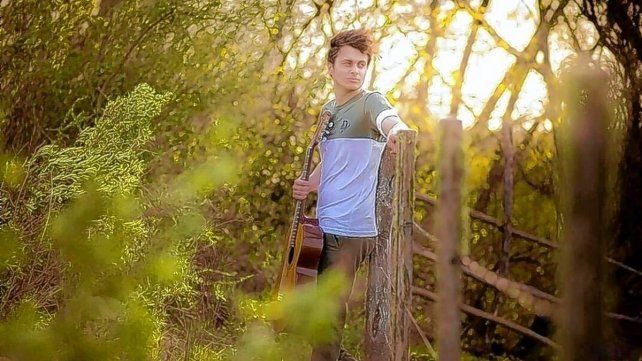 Un artista de Hernandarias transforma en canciones las historias de sus seguidores