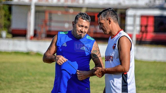 José Gómez (a la izquierda) es el entrenador del Sangre y Luto.