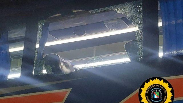 Los impactos destrozaron una de las ventanillas del colectivo. Una mujer de 25 años, oriunda de La Paz, sufrió heridas en su rostro Los impactos destrozaron una de las ventanillas del colectivo. Una mujer de 25 años, oriunda de La Paz, sufrió heridas en su rostro