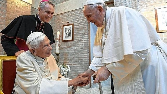 Cercanía. Francisco siempre admiró la fortaleza del Papa emérito, que supo dejar su pontificado en febrero de 2013.