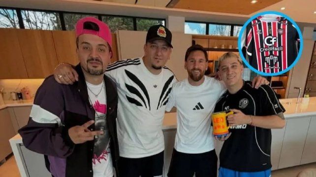 Lionel Messi posa junto a Pinky (Juan Manuel Grossi), Damián Damo Martínez y DJ Pipo (Gonzalo Leonardo) en su casa en Rosario en vísperas a la Navidad. Lionel Messi posa junto a Pinky (Juan Manuel Grossi), Damián Damo Martínez y DJ Pipo (Gonzalo Leonardo) en su casa en Rosario en vísperas a la Navidad.