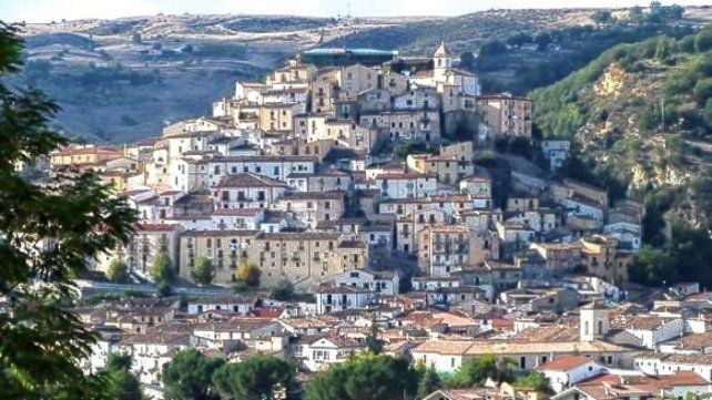 La paranaense Claudia Passarella vive en Europa desde hace seis años y está radicada actualmente en Calvello, Italia, donde se dedica a gestionar trámites de ciudadanía italiana para aquellos argentinos que deseen emigrar.