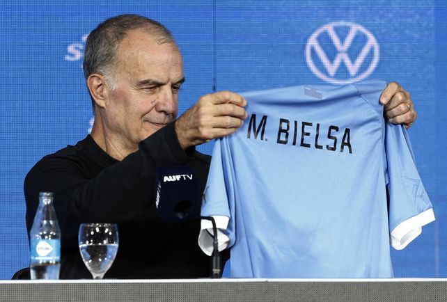 Marcelo Bielsa suplantó en la conducción técnica de Uruguay a Diego Alonso Marcelo Bielsa suplantó en la conducción técnica de Uruguay a Diego Alonso