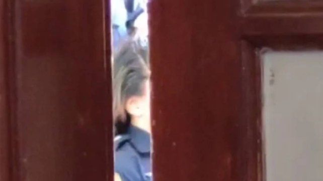 Fue a hacer una denuncia por violencia de género, tardaron en atenderla porque se estaban peinando Fue a hacer una denuncia por violencia de género, tardaron en atenderla porque se estaban peinando