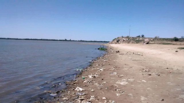 Reclamo por la basura en la playa del Thompson de Paraná