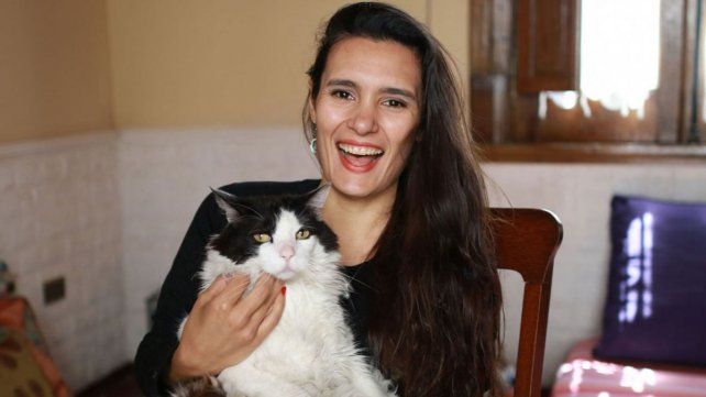 La licenciada María Flores logró conciliar e integrar en su profesión, la de psicóloga, la afición que practicó desde niña, el dibujo y la pintura.