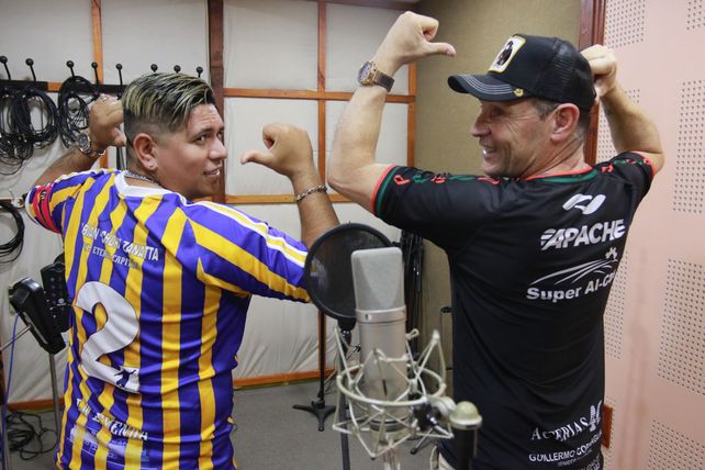 David Sosa y Tito Pennesi con las camisetas de sus pasiones UNOER/Juan Ignacio Pereira