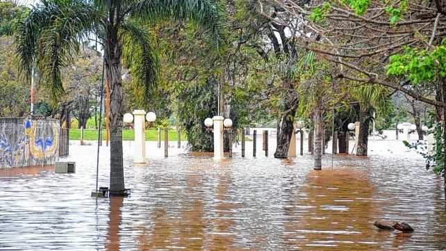 L costanera fue desbordada por el río en Concordia. L costanera fue desbordada por el río en Concordia.