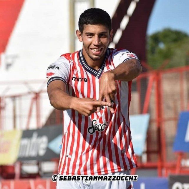 Enzo López festejando su gol con una dedicatoria especial. Surgió de las inferiores de Sportivo Urquiza.