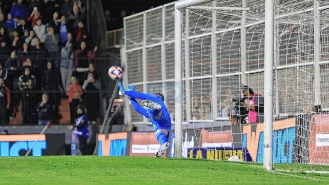 Franco Armani le ataja el disparo a Justo Giani. Pudo ser el 1-0 para Patronato.