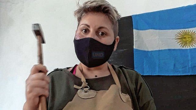 Crear. Lo que más disfruta del oficio de carpintera es reutilizar la madera y darle vida a nuevas creaciones.