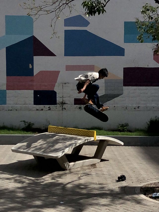 Vuela el japonés Shintaro Hongo en unos de los días de producción en calle. Vuela el japonés Shintaro Hongo en unos de los días de producción en calle.