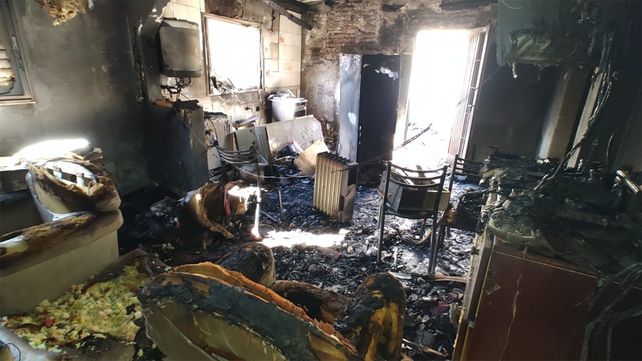 Juan Pablo Sánchez es sordomudo, vive en Santa Fe y estudia Tecnicatura en Entre Ríos. Pide ayuda para reconstruir su casa tras un incendio