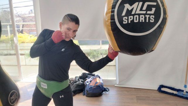 Cinthia González golpea la bolsa en uno de los tres turnos de entrenamientos diarios que lleva adelante en su preparación. Cinthia González golpea la bolsa en uno de los tres turnos de entrenamientos diarios que lleva adelante en su preparación.