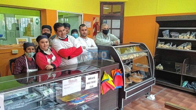 En el sector panadería son entre 10 y 12 jóvenes con discapacidad que participan diariamente de las actividades.