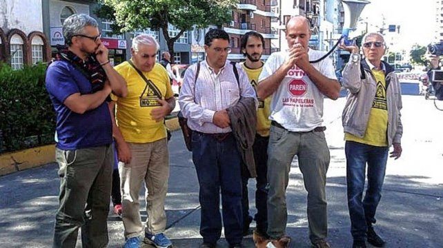 Lucha ambiental. Los cinco procesados, con un militante de Concordia, por generar conciencia.