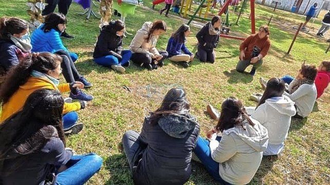 Testimonio. Una pescadora de Villa Paranacito compartió su experiencia con la investigadora y un grupo de estudiantes, en el marco de un proyecto de extensión universitaria “Tirando Redes”.