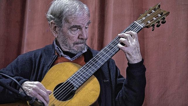 El canto paranasero abraza a la juventud, de costa a costa CLAUDIO MONTERRÍO. El compositor e intérprete fue el centro del encuentro en Paraná y recordó momentos clave del canto litoraleño.