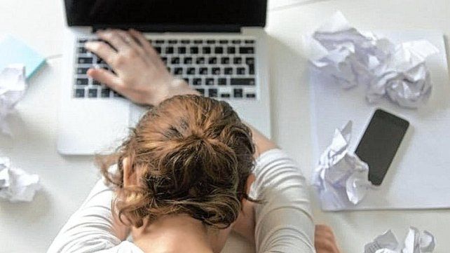 “síndrome de Burnout”, es también conocido como “síndrome del trabajador quemado” y –claro está– no lo padecen todos los trabajadores ni tan solo aquellos que tienen contacto con el público, solo que en este último caso es mucho más notable.