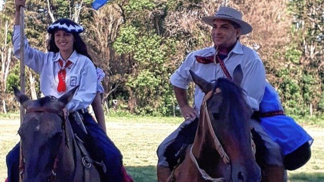 Desde hace 29 años Rondán Grasso regala banderas a las escuelas rurales, llevándolas a caballo Desde hace 29 años Rondán Grasso regala banderas a las escuelas rurales, llevándolas a caballo