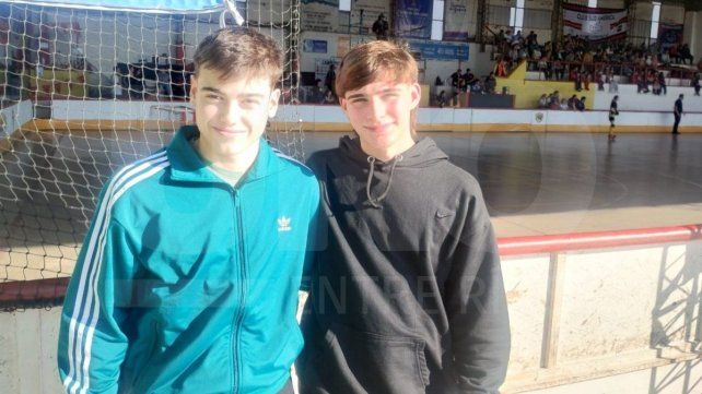 Benjamín Fernández Osuna y Juan Cruz Doce en el Atlético Neuquén Club observando el Campeonato Argentino Infantil femenino. Benjamín Fernández Osuna y Juan Cruz Doce en el Atlético Neuquén Club observando el Campeonato Argentino Infantil femenino.