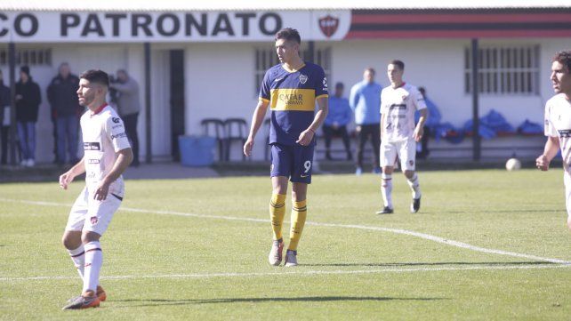 Luis Vázquez con la 9 de Boca en la reserva.