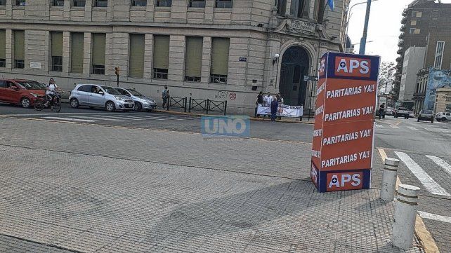 Asociación del Personal Superior de la Municipalidad de Paraná (APS), se auto convocó en la esquina Urquiza y Corrientes de la Plaza 1° de Mayo, a pasos de la Municipalidad de Paraná en reclamo por apertura de paritarias, salario digno y un diálogo salarial.