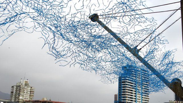 Postal. El trabajo de Vezzosi flota casi poéticamente sobre el cielo del Muelle Histórico Melbourne Clark.