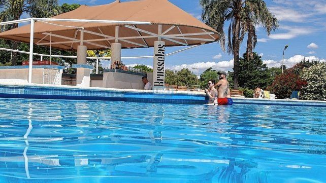 Brusselas presentó este sábado su Club de Verano en Postal de Sol.