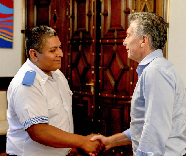 Felicitaciones. El presidente Macri recibió a Chocobar y lo respaldó en la Casa Rosada. Felicitaciones. El presidente Macri recibió a Chocobar y lo respaldó en la Casa Rosada.
