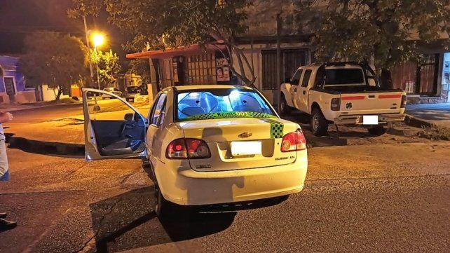En Paraná remisero se durmió al volante y chocó el cordón cuneta