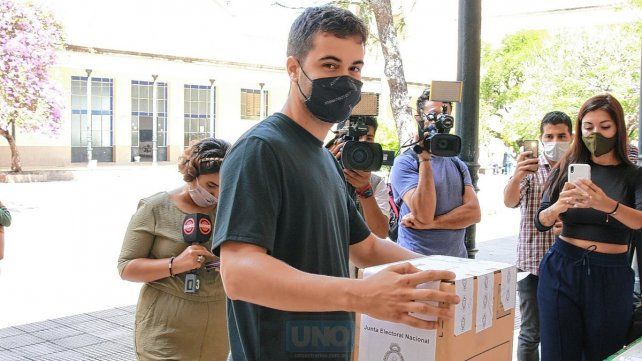Tomás Ledesma emitió su voto en la Escuela del Centenario de Paraná