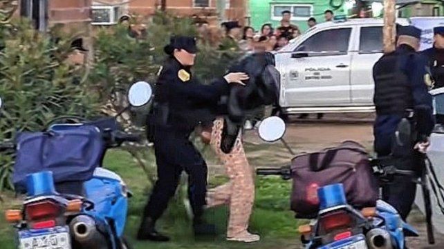 Una menor de 14 años asesinó a una vecina en una pelea en Concordia. Una menor de 14 años asesinó a una vecina en una pelea en Concordia.