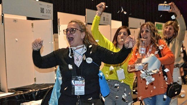 Festejos. De la docente asesora Stella Maris Pérez en Tecnópolis tras conocer el reconocimiento al trabajo "La historia a través de las películas". Festejos. De la docente asesora Stella Maris Pérez en Tecnópolis tras conocer el reconocimiento al trabajo "La historia a través de las películas".