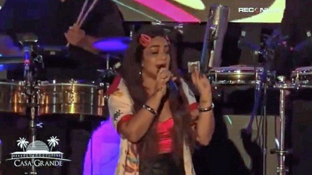 Ángela Leiva detuvo un show porque le arrojaron un preservativo